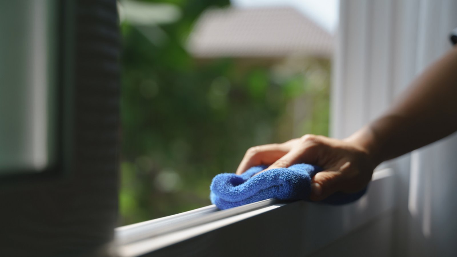 An Fensterrahmen hinterlassen Fliegengitter oft Klebereste. Wie Sie diese schonend entfernen, erfahren Sie hier.Foto: BonNontawat / Shutterstock.com An Fensterrahmen hinterlassen Fliegengitter oft Klebereste. Wie Sie diese schonend entfernen, erfahren Sie hier.Foto: BonNontawat / Shutterstock.com