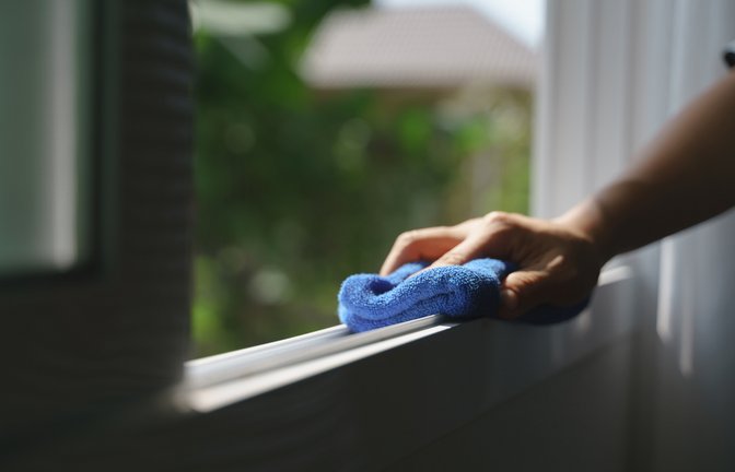 An Fensterrahmen hinterlassen Fliegengitter oft Klebereste. Wie Sie diese schonend entfernen, erfahren Sie hier.<span class='image-autor'>Foto: BonNontawat / Shutterstock.com</span>