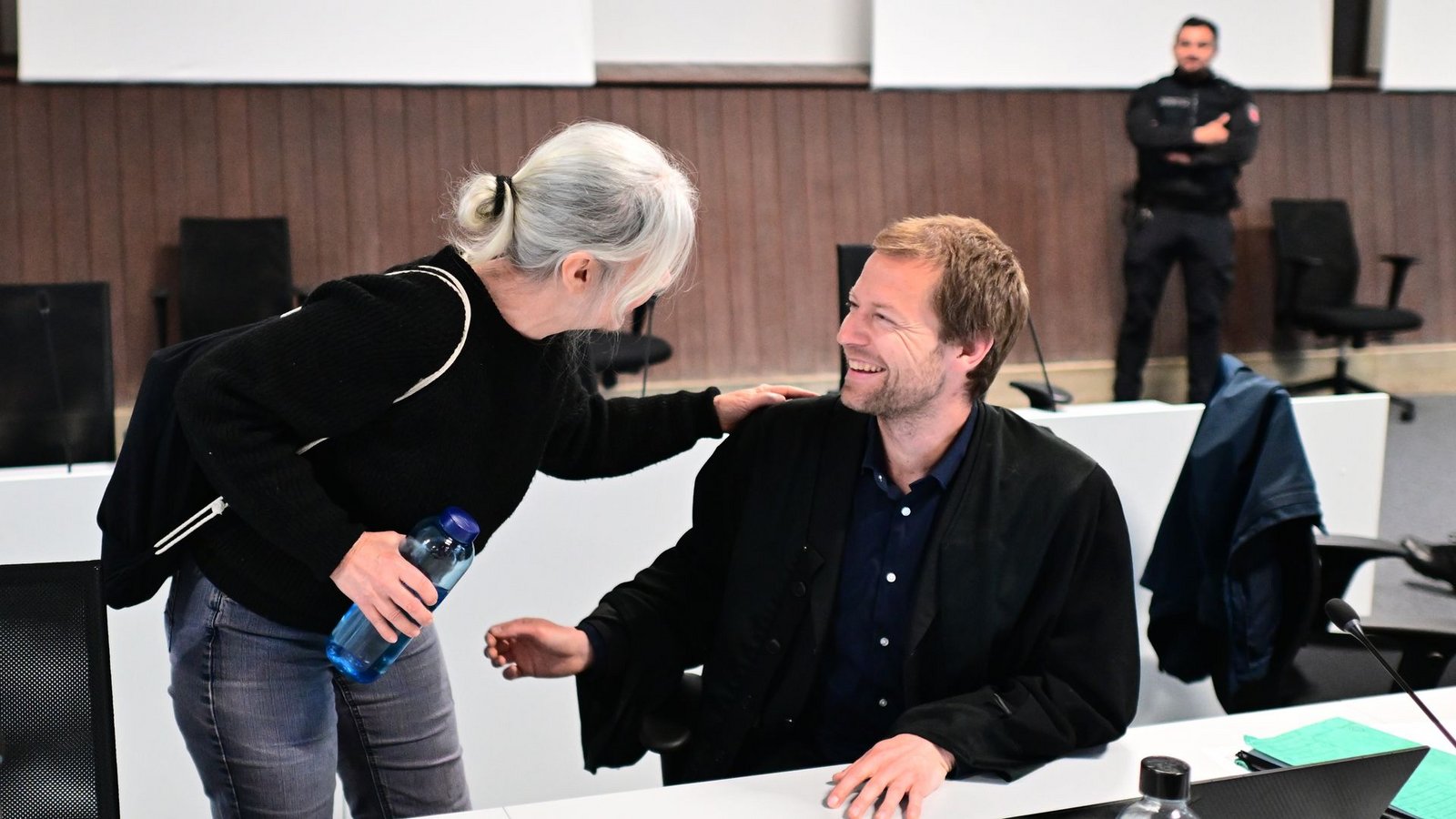 Klette und ihr Anwalt wirken freundschaftlich vertraut miteinander. (Archivbild)Foto: Sina Schuldt/dpa Klette und ihr Anwalt wirken freundschaftlich vertraut miteinander. (Archivbild)Foto: Sina Schuldt/dpa