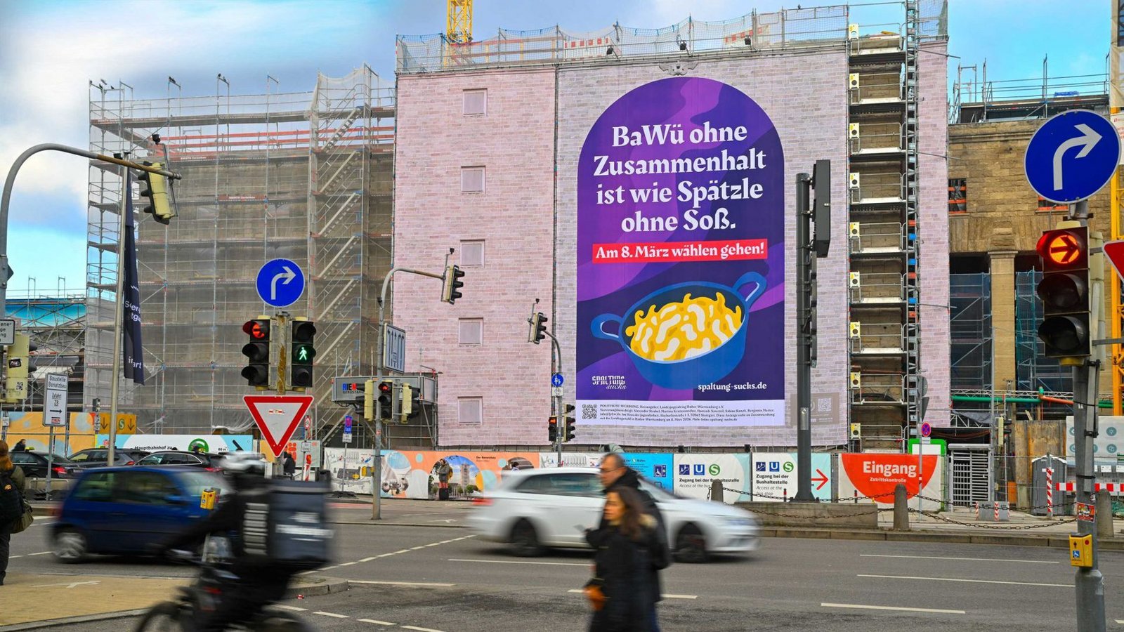 Ein großes Transparent am Hauptbahnhof in Stuttgart macht auf die Landtagswahl am 08. März aufmerksam.Foto: Landesjugendring Baden-Württemberg Ein großes Transparent am Hauptbahnhof in Stuttgart macht auf die Landtagswahl am 08. März aufmerksam.Foto: Landesjugendring Baden-Württemberg