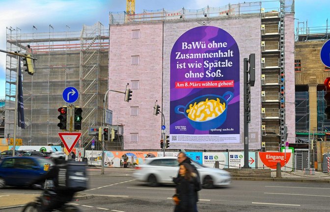 Ein großes Transparent am Hauptbahnhof in Stuttgart macht auf die Landtagswahl am 08. März aufmerksam.<span class='image-autor'>Foto: Landesjugendring Baden-Württemberg</span>