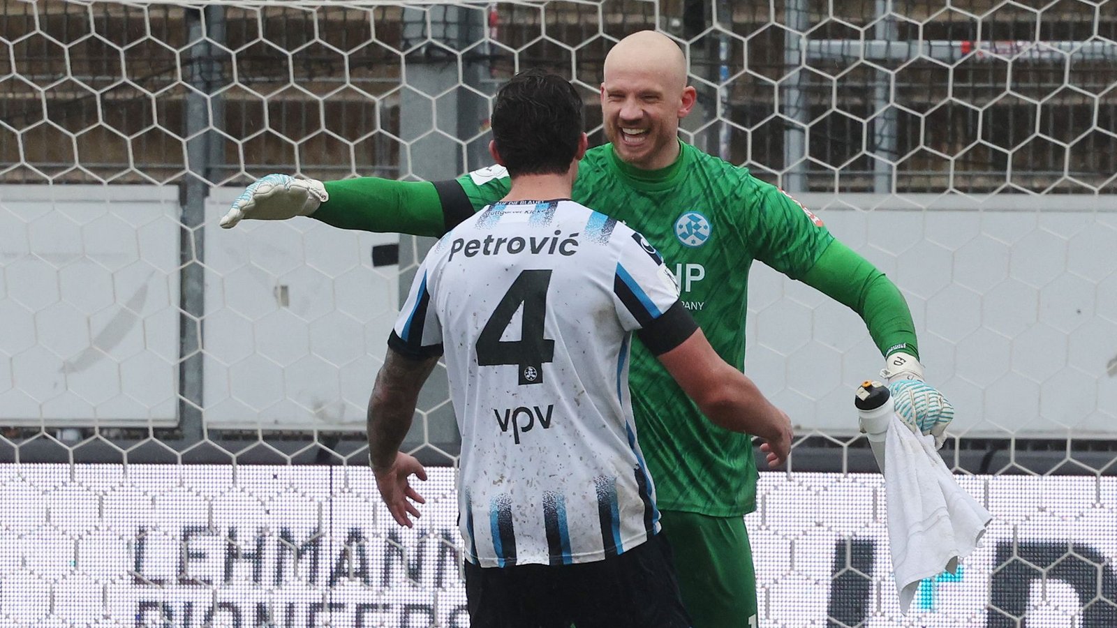 Felix Dornebusch feierte ein fantastisches Comeback – Milan Petrovic gratuliert dem Kickers-Keeper.Foto: Baumann/Hansi Britsch Felix Dornebusch feierte ein fantastisches Comeback – Milan Petrovic gratuliert dem Kickers-Keeper.Foto: Baumann/Hansi Britsch