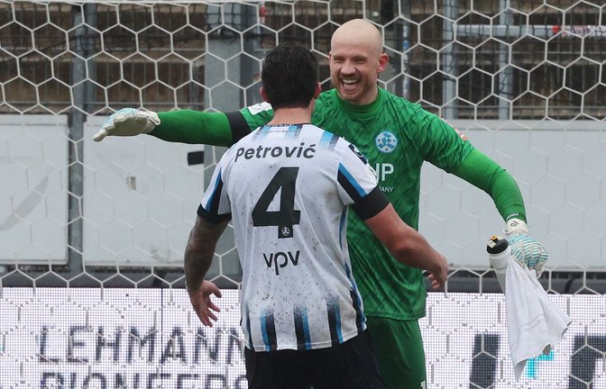 Felix Dornebusch feierte ein fantastisches Comeback – Milan Petrovic gratuliert dem Kickers-Keeper.<span class='image-autor'>Foto: Baumann/Hansi Britsch</span>