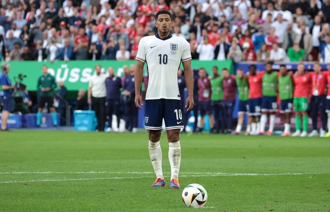 Jude Bellingham, kurz bevor er einen Elfmeter für England schießt.<span class='image-autor'>Foto: /IMAGO/Jonathan Moscrop</span>