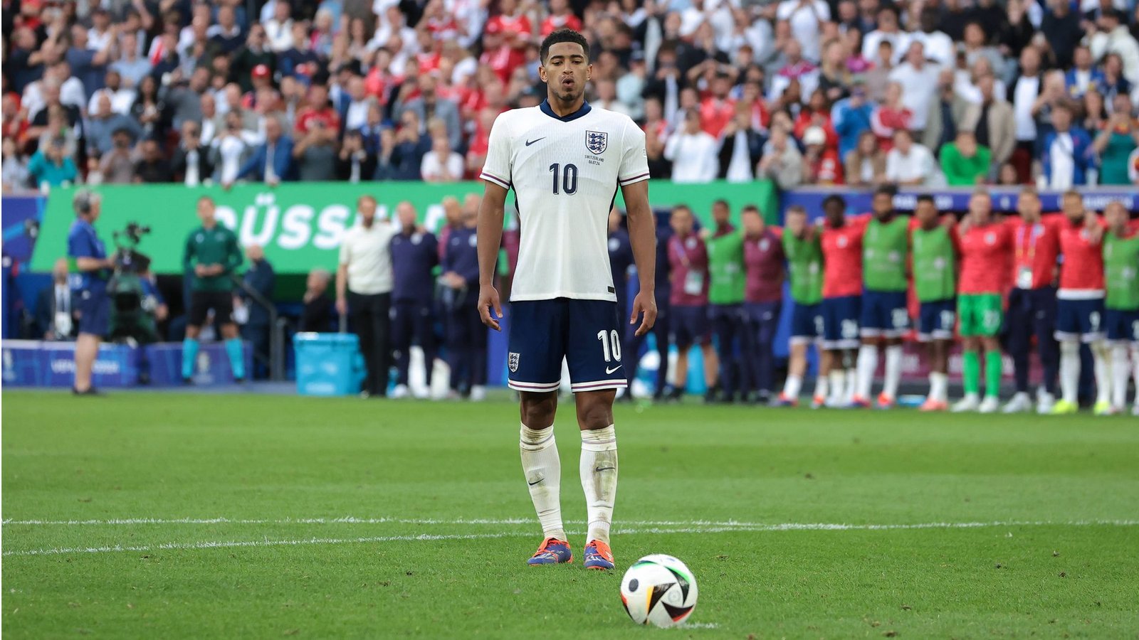 Jude Bellingham, kurz bevor er einen Elfmeter für England schießt.Foto: /IMAGO/Jonathan Moscrop Jude Bellingham, kurz bevor er einen Elfmeter für England schießt.Foto: /IMAGO/Jonathan Moscrop