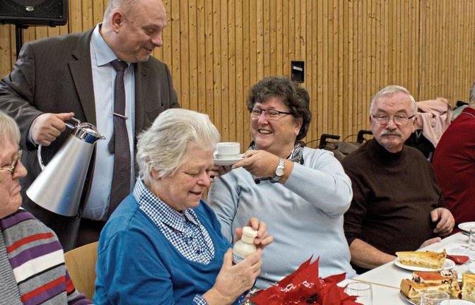 Bei der Weihnachtsfeier bedient der Chef seine Gäste noch selbst.  Fotos: Friedrich