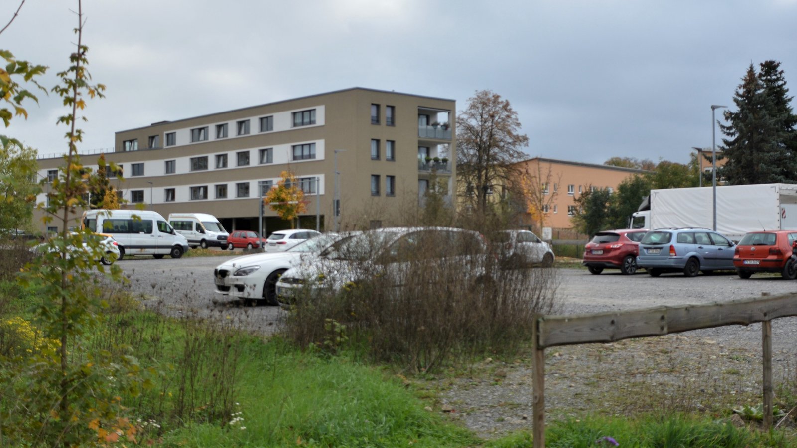 Illinger Gemeinderäte von CDU, UBL und SPD wollen die Bebauung des Geländes „Hinter dem Fitnessstudio“ mit betreuten Wohneinheiten vorantreiben und haben deshalb einen gemeinsamen Antrag eingebracht. Foto: Stahlfeld