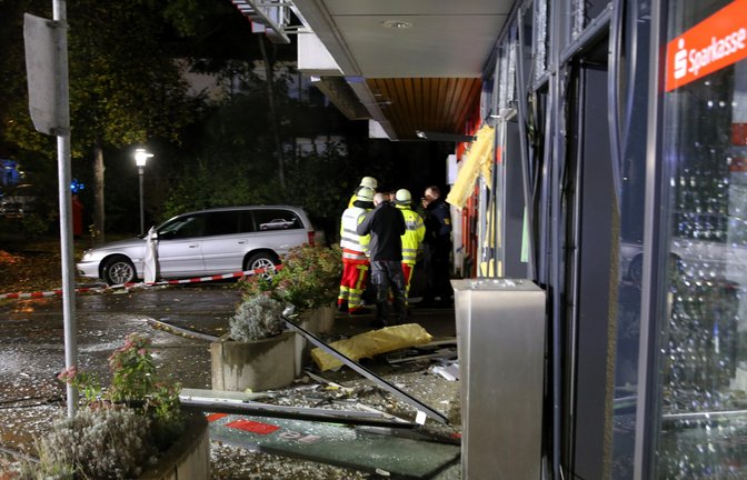 Nach der Automatensprengung gibt es vor der Wiernsheimer Sparkasse nur noch Trümmer. Archiv