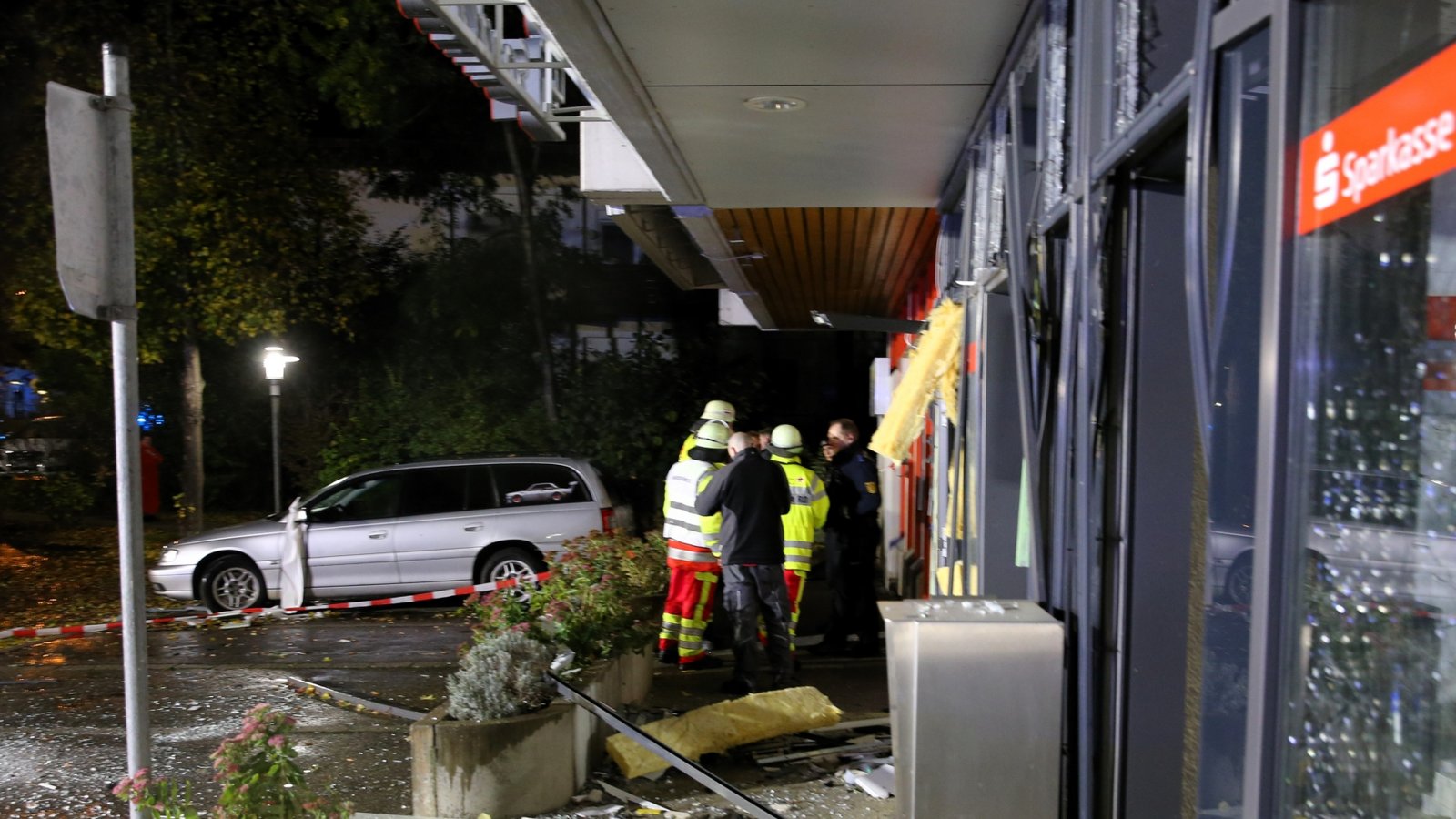 Nach der Automatensprengung gibt es vor der Wiernsheimer Sparkasse nur noch Trümmer. Archiv Nach der Automatensprengung gibt es vor der Wiernsheimer Sparkasse nur noch Trümmer. Archiv