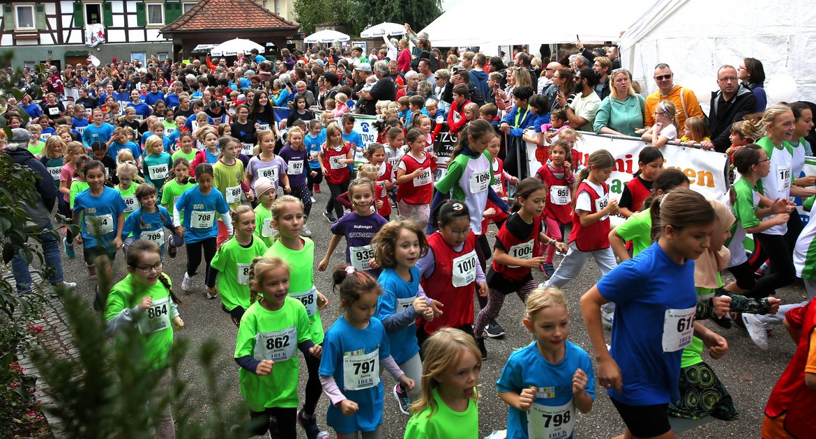 Leichtathletik, Laufen, Volkslauf, 16. Ensinger Laufcup Oktober 2023, Massenstart Schülerinnenlauf vor der Kelter