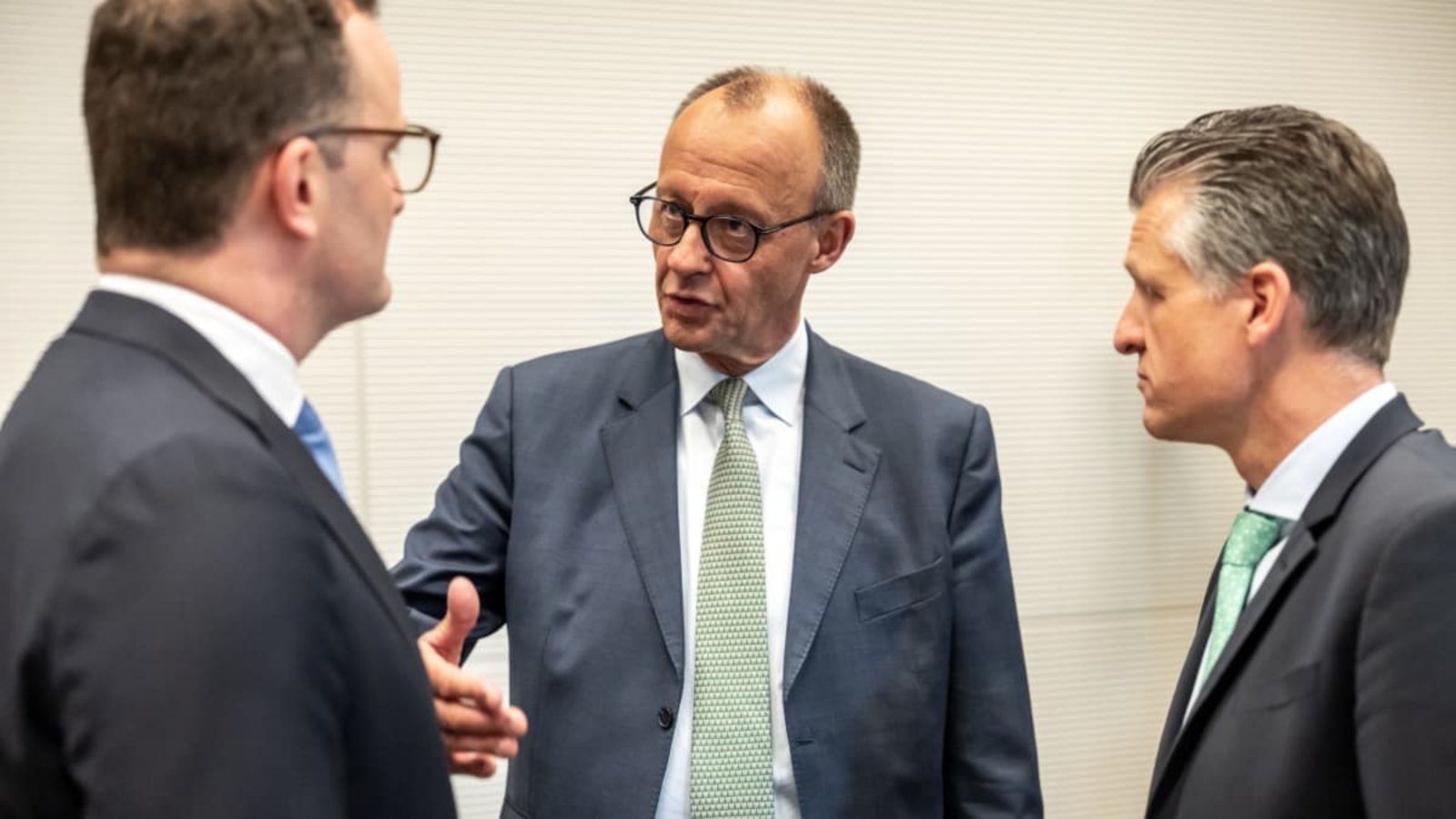 Der eine ist gegangen. Kommt jetzt der andere? Bundeskanzler Friedrich Merz (CDU) muss eine Nachfolger für Fraktionschef Jens Spahn (CDU, l) finden. Bereit stünde unter anderem Thorsten Frei (CDU,r), derzeit Chef des Bundeskanzleramts.Michael Kappeler/dpa