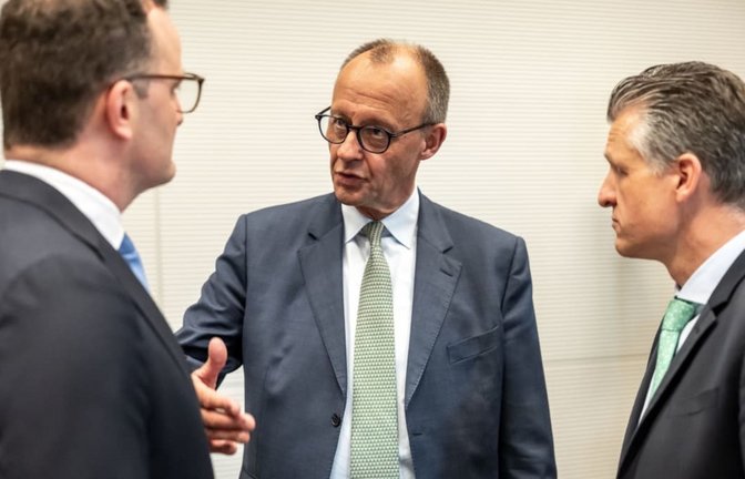 Der eine ist gegangen. Kommt jetzt der andere? Bundeskanzler Friedrich Merz (CDU) muss eine Nachfolger für Fraktionschef Jens Spahn (CDU, l) finden. Bereit stünde unter anderem Thorsten Frei (CDU,r), derzeit Chef des Bundeskanzleramts.<span class='image-autor'>Michael Kappeler/dpa</span>