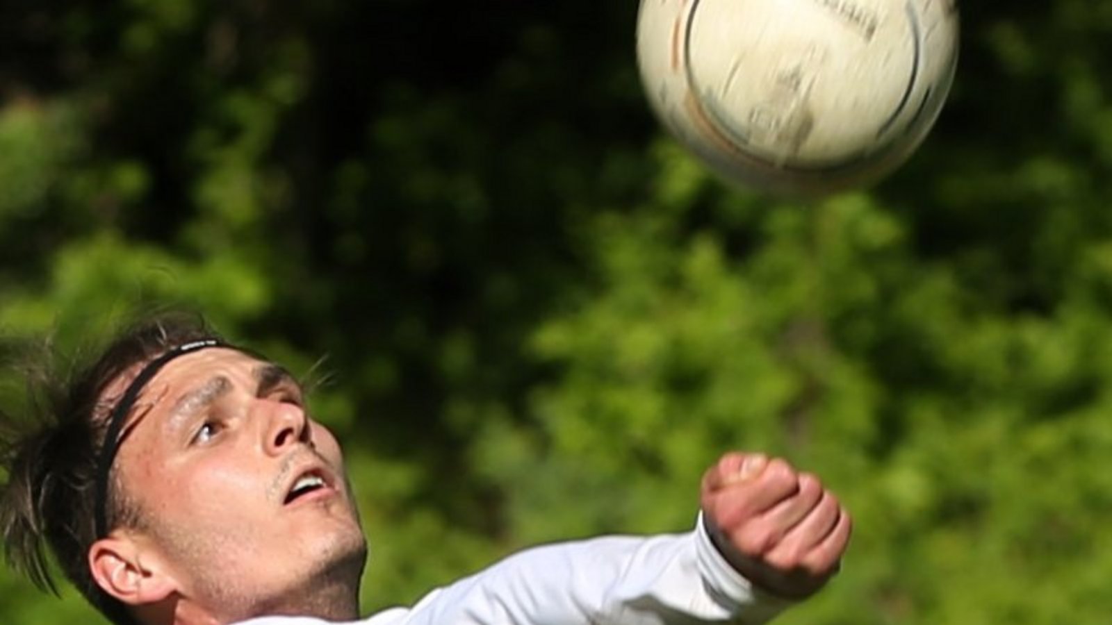 Jaro Jungclaussen spielt zu, doch an den Abläufen müssen die Vaihinger Faustballer kurz vor Beginn der Feldsaison noch Feintuning betreiben. Archivfoto: Küppers