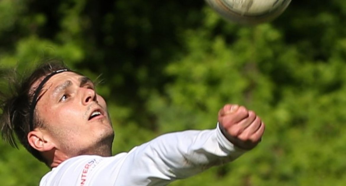 Faustball, Feldfaustball, Saison, Feldsaison 2025, Männer, 1. Bundesliga Süd, TV Vaihingen beim TV Waldrennach, Endergebnis 5:1 für TVV, hier:  Jaro Jungclaussen beim Zuspiel unter der Leine
