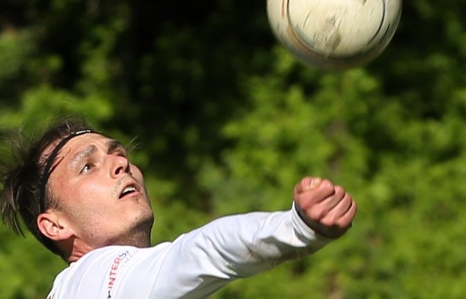 Jaro Jungclaussen spielt zu, doch an den Abläufen müssen die Vaihinger Faustballer kurz vor Beginn der Feldsaison noch Feintuning betreiben. Archivfoto: Küppers