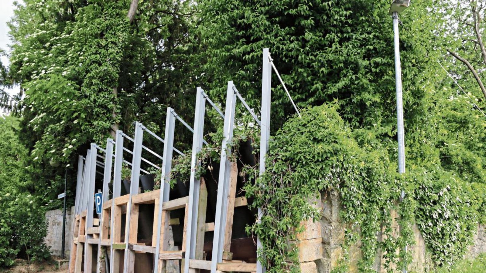 Provisorisch wird die Schlossmauer in Nussdorf an dieser Stelle abgestützt. Foto: Bögel