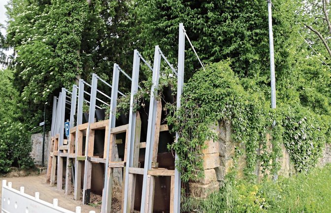 Provisorisch wird die Schlossmauer in Nussdorf an dieser Stelle abgestützt. Foto: Bögel