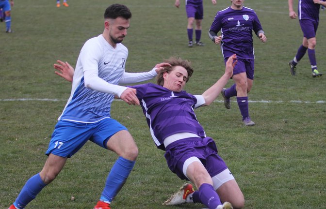 SGM-Innenverteidiger Manuel Gayer (von rechts) grätscht im eigenen Strafraum Häfnerhaslachs Leandro Franco den Ball vom Fuß. <span class='image-autor'>Foto: Nachreiner</span>