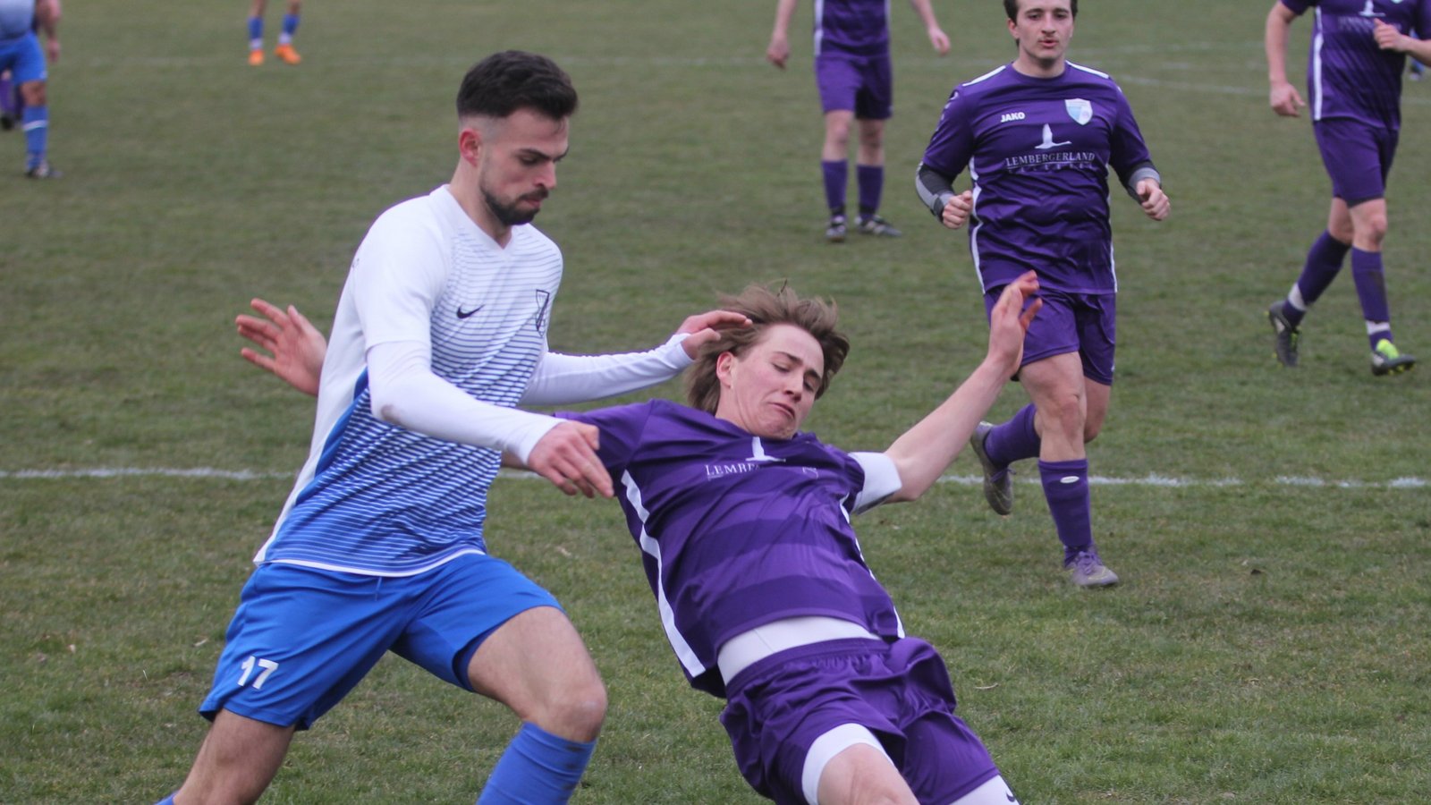 SGM-Innenverteidiger Manuel Gayer (von rechts) grätscht im eigenen Strafraum Häfnerhaslachs Leandro Franco den Ball vom Fuß. Foto: Nachreiner SGM-Innenverteidiger Manuel Gayer (von rechts) grätscht im eigenen Strafraum Häfnerhaslachs Leandro Franco den Ball vom Fuß. Foto: Nachreiner