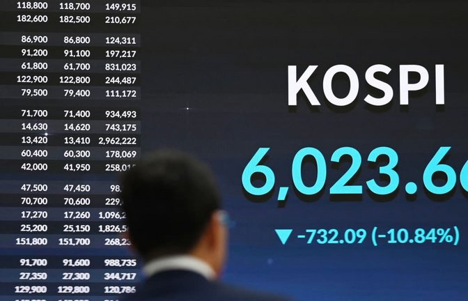 Am 28. Juli verlor der südkoreanische Leitindex Kospi fast elf Prozent an einem Tag. Seitdem sind die Anleger besonders nervös, was das Thema Künstliche Intelligenz angeht. Zuvor hatten vor allem die südkoreanischen Schwergewichte Samsung und SK Hynix vom Boom profitiert.<span class='image-autor'>AFP/Greg Baker</span>