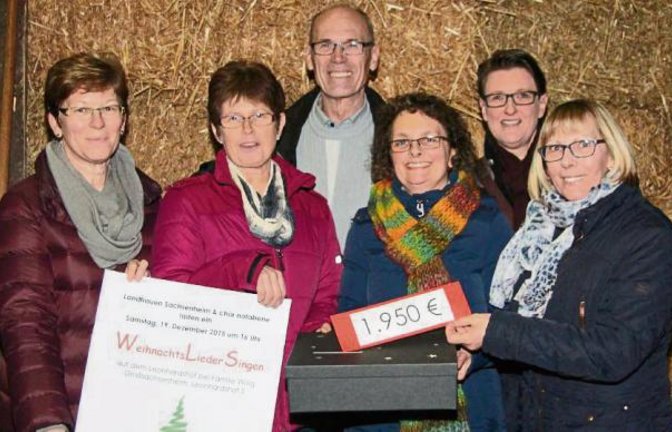 Strahlende Gesichter bei der Spendenübergabe bei Gabi Müller und Christine Willig von den Landfrauen Sachsenheim ebenso wie bei Ulrich Rieder, Birgit Beurer, Christiane Hähnle und Chorsängerin Elfriede Frank (von links). Foto: Gergen