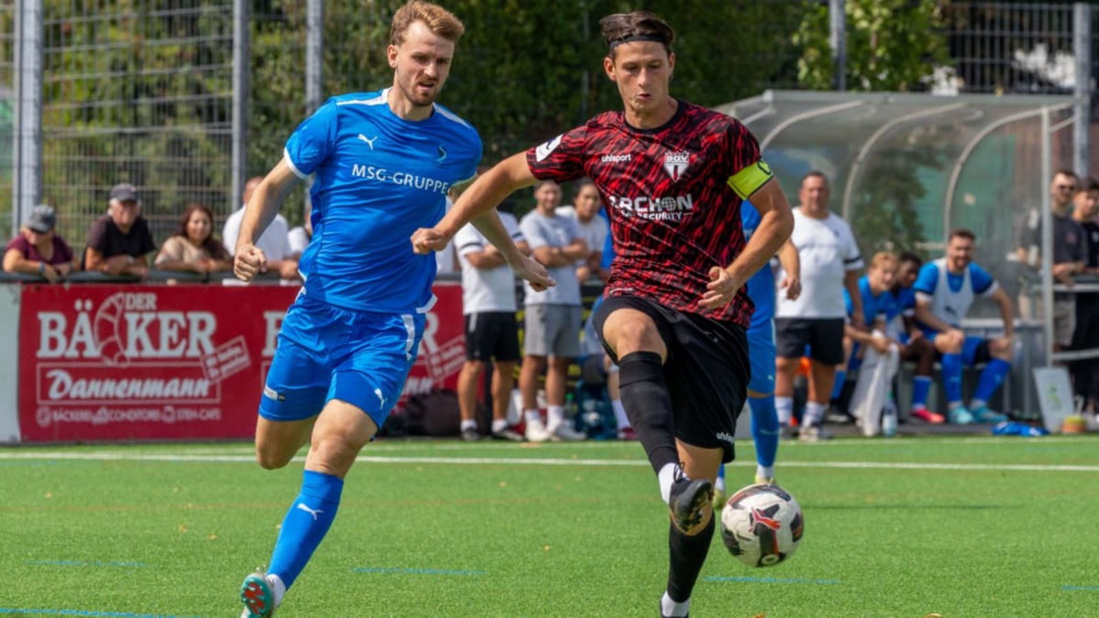 SV Kornwestheim (blau) gegen SGV Heibronn-Freiberg (rot-schwarz) 05 Paul Polauke, Stadion Kornwestheim, Foto: Andreas Essig: SV Kornwestheim (blau)  gegen SGV Heibronn-Freiberg  (rot-schwarz) 05 Paul Polauke,  Stadion Kornwestheim, Foto: Andreas EssigAndreas Essig