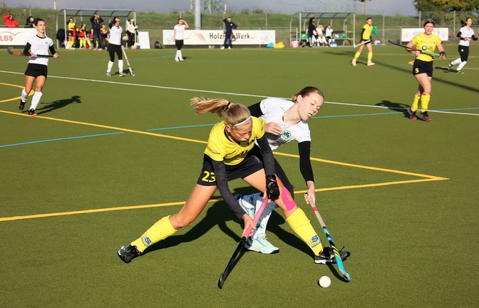 Auf dem neuen Vaihinger Kunstrasenplatz haben die Gastgeberinnen (links Emma Schulz) um den deutschen Jugendpokal Süd der weiblichen U 16 mitgespielt. <span class='image-autor'>Foto: Küppers</span>