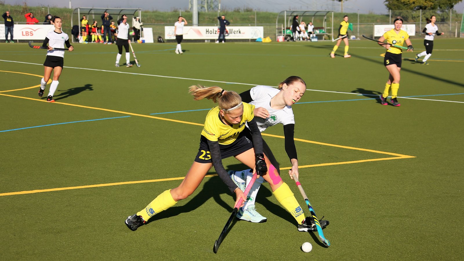 Auf dem neuen Vaihinger Kunstrasenplatz haben die Gastgeberinnen (links Emma Schulz) um den deutschen Jugendpokal Süd der weiblichen U 16 mitgespielt. Foto: Küppers