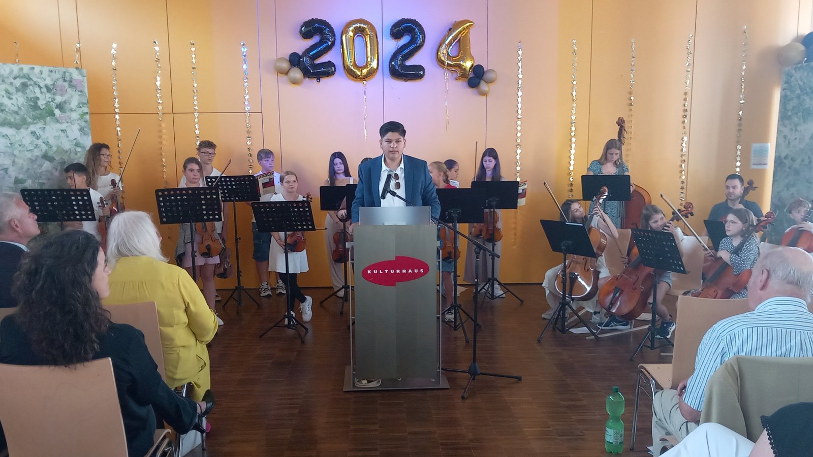 Schülersprecher Ayham Hamaydeh führt durch das Festprogramm.  Foto: Glemser