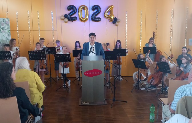 Schülersprecher Ayham Hamaydeh führt durch das Festprogramm.  <span class='image-autor'>Foto: Glemser</span>