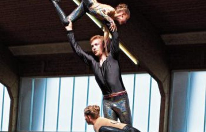 Für Pegasus Mühlacer im Einsatz: Mia Berberich aus Gündelbach (oben) turnt gemeinsam mit Marcel Wetterauer aus Lomersheim (stehend) und Salome Schäfer aus Großglattbach (kniend) auf dem Wallach Hartheim. Foto: privat