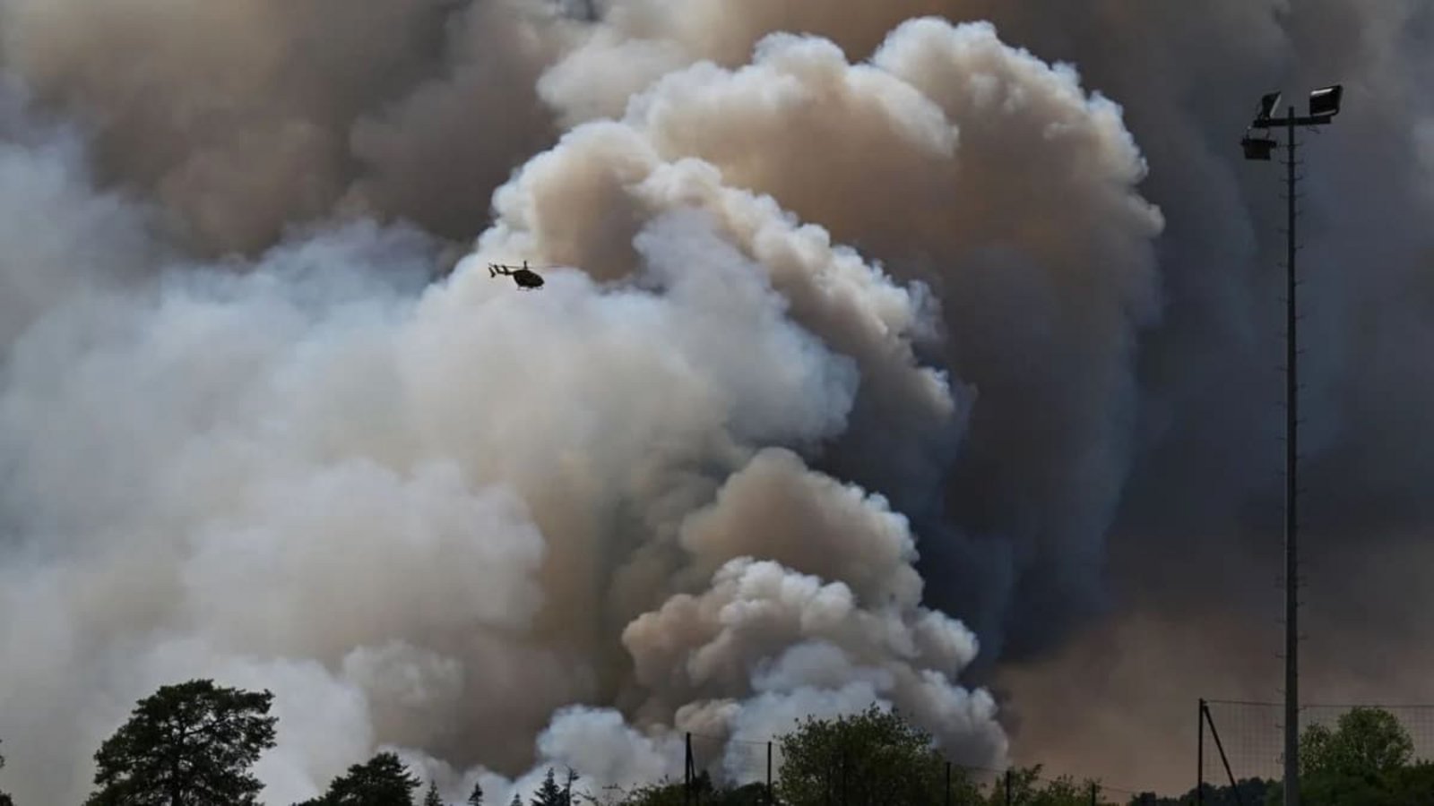 Eine gigantische Feuerwolke hat sich am 13. Juli 2026 in den Wäldern bei Fontainebleau, 60 Kilometer südlich von Paris gebildet.Emma Da Silva/AP/dpa Eine gigantische Feuerwolke hat sich am 13. Juli 2026 in den Wäldern bei Fontainebleau, 60 Kilometer südlich von Paris gebildet.Emma Da Silva/AP/dpa