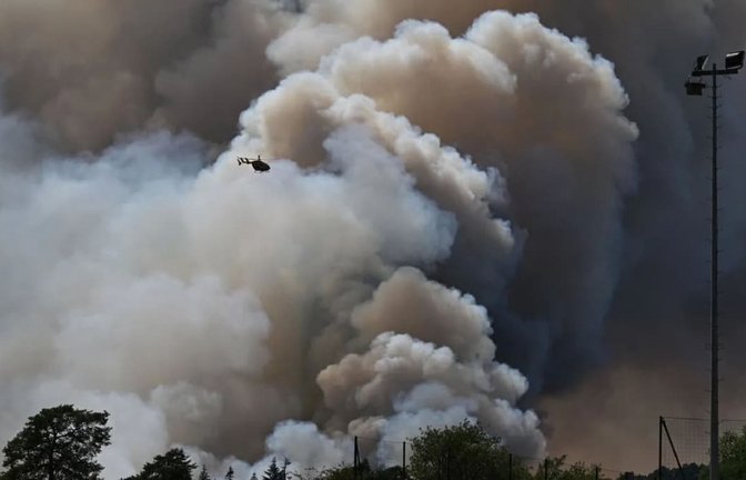 Eine gigantische Feuerwolke hat sich am 13. Juli 2026 in den Wäldern bei Fontainebleau, 60 Kilometer südlich von Paris gebildet.<span class='image-autor'>Emma Da Silva/AP/dpa</span>