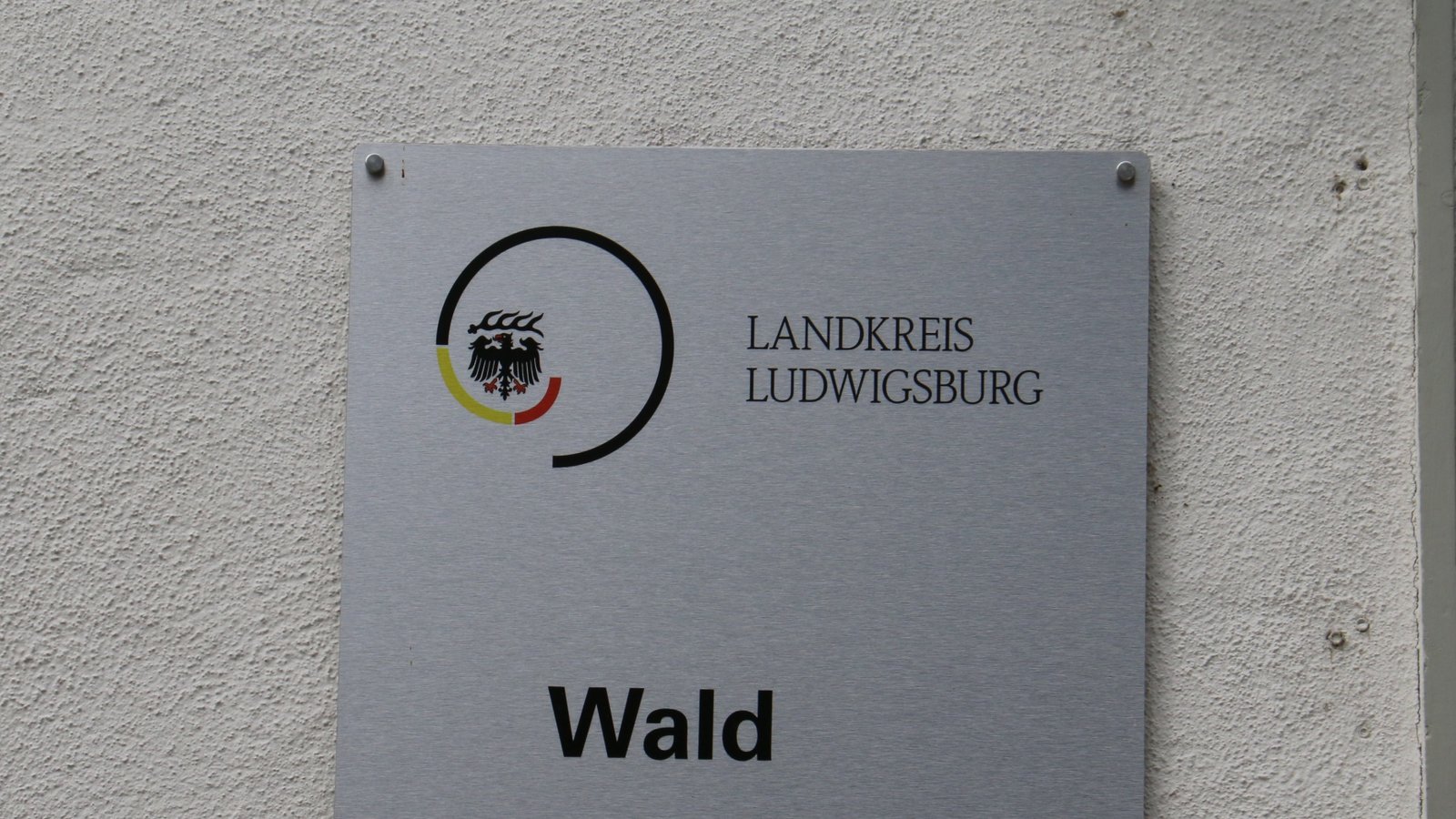 Wieso kompliziert, wenn’s auch einfach geht: Fachbereich 26 – Wald. Der Fachbereich Wald ist samt schlichtem Schild in der Vaihinger Mühlstraße angesiedelt. Foto: Rücker Wieso kompliziert, wenn’s auch einfach geht: Fachbereich 26 – Wald. Der Fachbereich Wald ist samt schlichtem Schild in der Vaihinger Mühlstraße angesiedelt. Foto: Rücker
