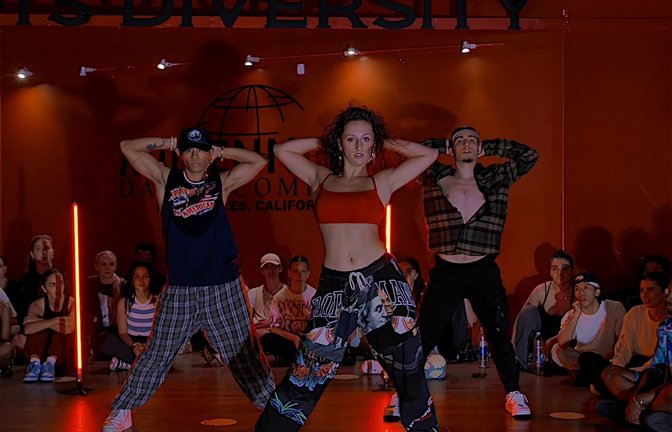 Amelie Kienzle auf Momentaufnahmen aus Videos des Millennium Dance Complex Los Angeles