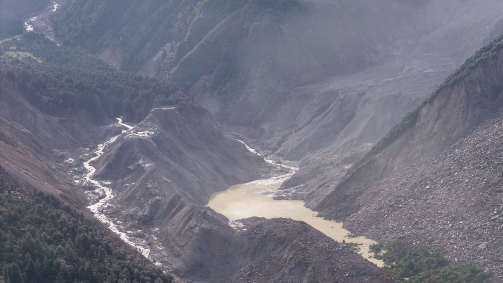 Eine Drohnenaufnahme zeigt einen Stausee, der sich mutmaßlich nach der Sturzflut in Nepal gebildet hat. Nach der verheerenden Sturzflut im Grenzgebiet zwischen Nepal und China ist die Zahl der Opfer und der Vermissten weiter angestiegen.Li Jian/XinHua/dpa