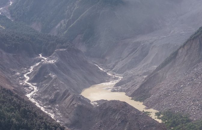 Eine Drohnenaufnahme zeigt einen Stausee, der sich mutmaßlich nach der Sturzflut in Nepal gebildet hat. Nach der verheerenden Sturzflut im Grenzgebiet zwischen Nepal und China ist die Zahl der Opfer und der Vermissten weiter angestiegen.<span class='image-autor'>Li Jian/XinHua/dpa</span>