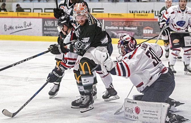 Tyler McNeely (Bietigheim Steelers) bringt Björn Linda im Gästetor in Bedrängnis. Sowohl gegen Deggendorf (Bild) als auch in Bayreuth war der amtierende Zweitliga-Meister erfolgreich. Foto: Simecek