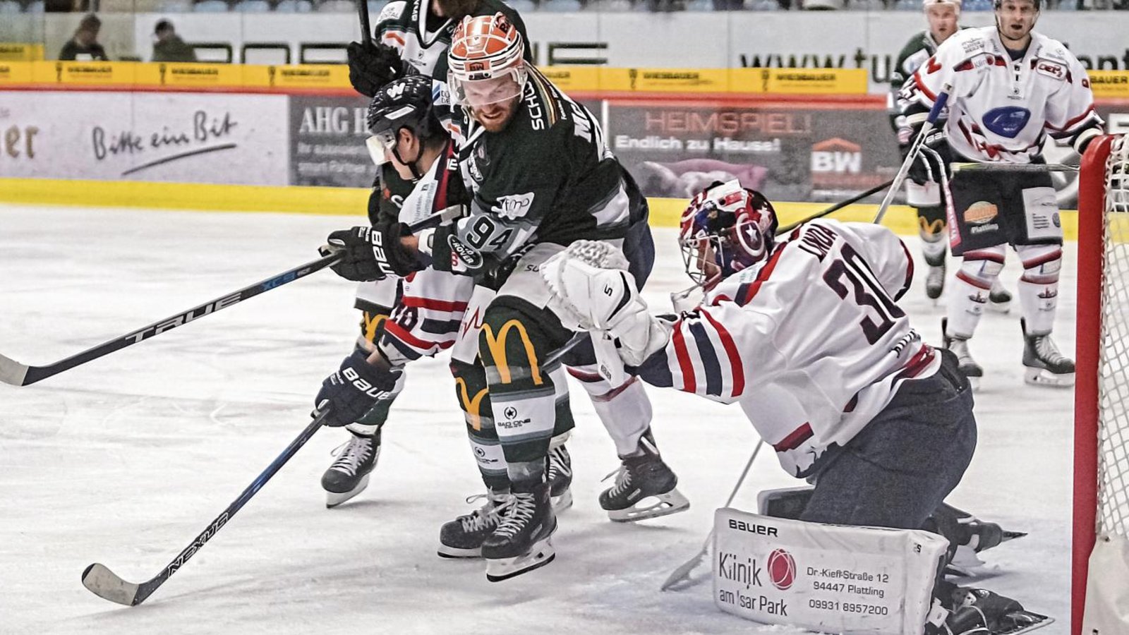 Tyler McNeely (Bietigheim Steelers) bringt Björn Linda im Gästetor in Bedrängnis. Sowohl gegen Deggendorf (Bild) als auch in Bayreuth war der amtierende Zweitliga-Meister erfolgreich. Foto: Simecek