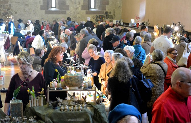 Nach dreijähriger Pause ist der Ansturm beim Maulbronner Ostereiermarkt groß.  <span class='image-autor'>Fotos: Stahlfeld</span>