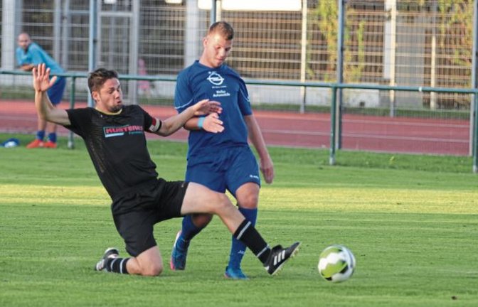 Dennis Böhm, Kapitän der SGM Sachsenheim, trennt Häfnerhaslachs Sascha Bartholme (rechts) vom Ball.  Foto: Nachreiner