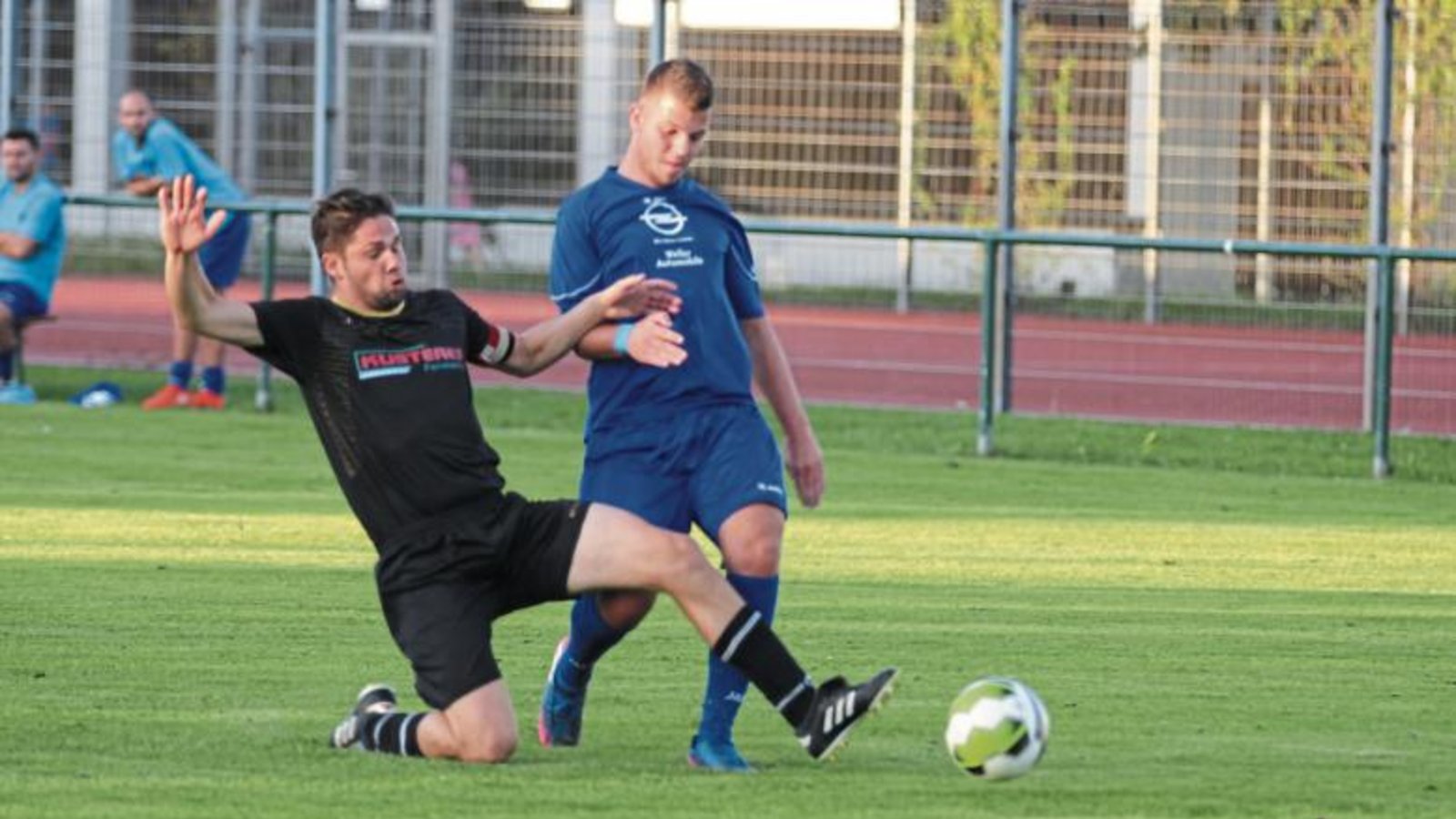 Dennis Böhm, Kapitän der SGM Sachsenheim, trennt Häfnerhaslachs Sascha Bartholme (rechts) vom Ball.  Foto: Nachreiner