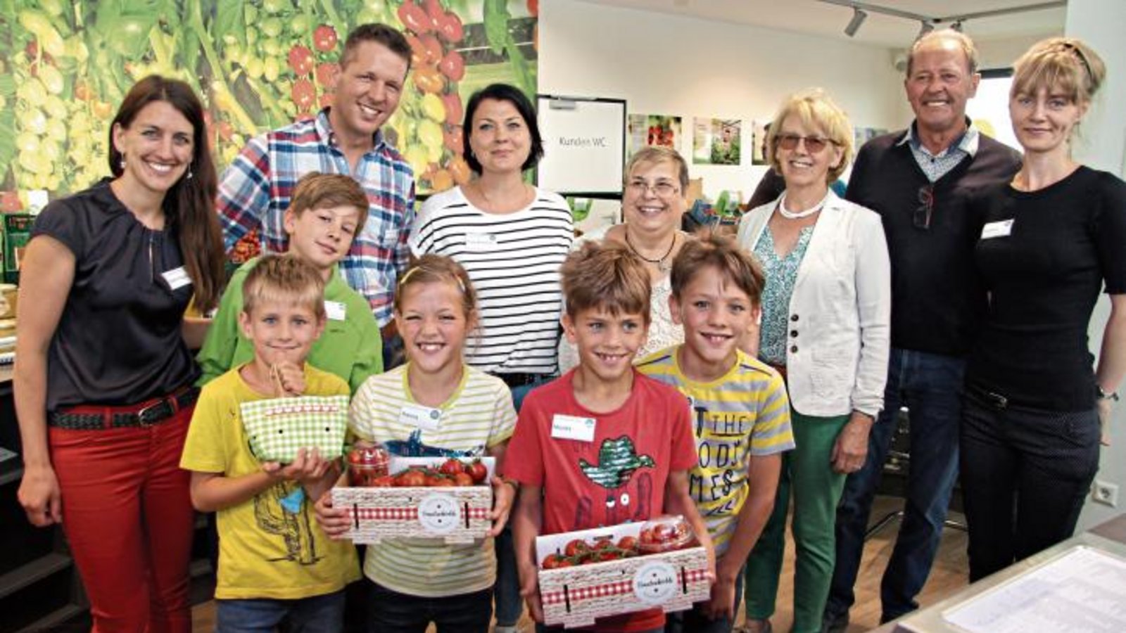 Familie Hagdorn und ihre Mitarbeiter empfangen ihre Kunden von jetzt an im neuen Hofladen im Hochdorfer Gewerbegebiet.  Foto: Banholzer