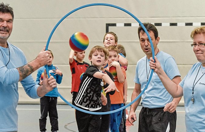 Klaus Renz (links) sowie Doreen Wenzel und Michael Hannig (von rechts) haben ein Konzept entwickelt, das Kinder frühzeitig an den Sport im Allgemeinen heranführen soll. Foto: Leitner