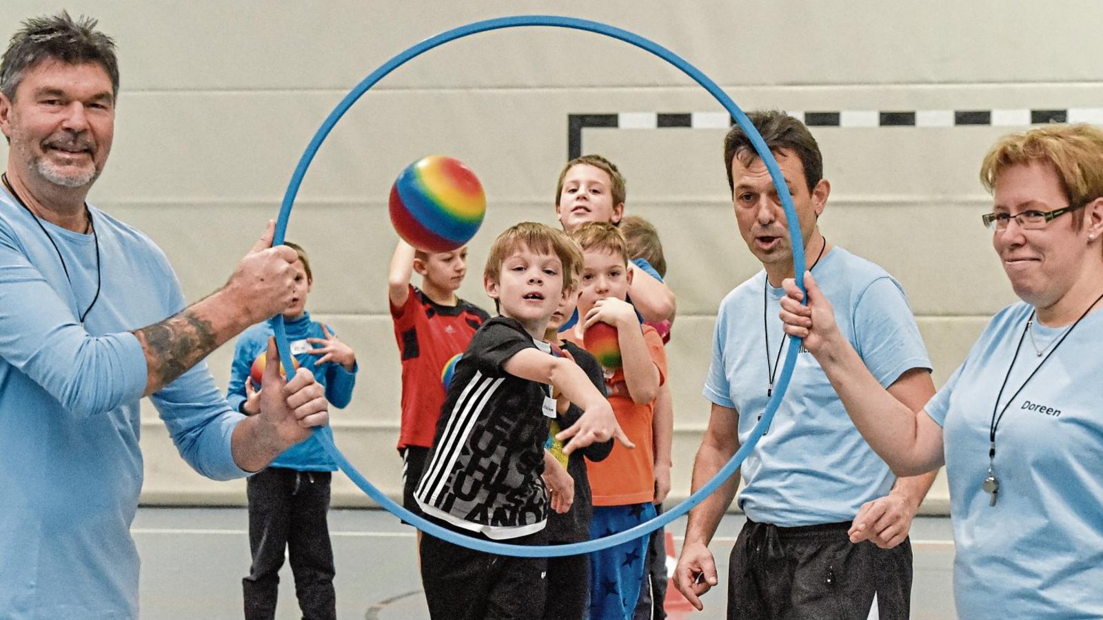 Klaus Renz (links) sowie Doreen Wenzel und Michael Hannig (von rechts) haben ein Konzept entwickelt, das Kinder frühzeitig an den Sport im Allgemeinen heranführen soll. Foto: Leitner Klaus Renz (links) sowie Doreen Wenzel und Michael Hannig (von rechts) haben ein Konzept entwickelt, das Kinder frühzeitig an den Sport im Allgemeinen heranführen soll. Foto: Leitner