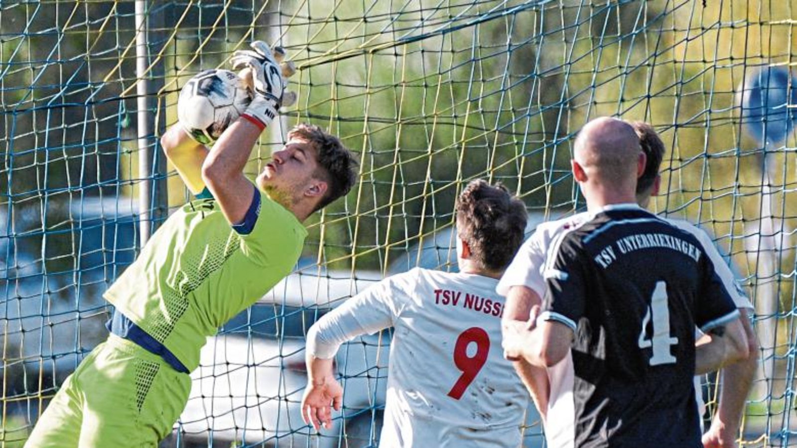 SGM-Torwart Yannick Weiß wehrt einen Schuss von Nussdorfs Co-Trainer Lukas Johannes Wizemann (Nummer 9) ab, doch der TSV gewinnt trotzdem mit 3:1. Foto: Leitner