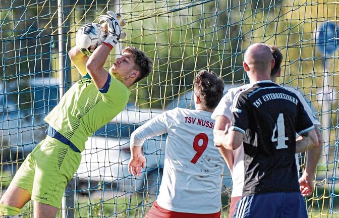 SGM-Torwart Yannick Weiß wehrt einen Schuss von Nussdorfs Co-Trainer Lukas Johannes Wizemann (Nummer 9) ab, doch der TSV gewinnt trotzdem mit 3:1. Foto: Leitner