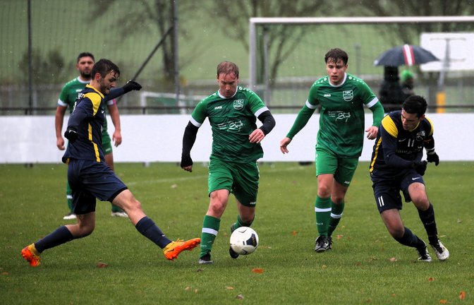 In Kleinglattbach passt Riets Justin Unfried (links) den Ball zu seinem Kapitän Patrick Gebhardt, der in der zweiten Halbzeit einen lupenreinen Hattrick erzielt. <span class='image-autor'>Foto: Küppers</span>