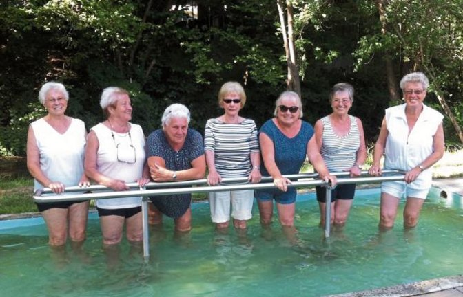 Gewusst wie: Die Montags-Gruppe des SV-Riet hat ihre Gymnastik am Montag aufgrund der Hitze spontan von der Sporthalle ins Wassertretbecken verlegt. Foto: p