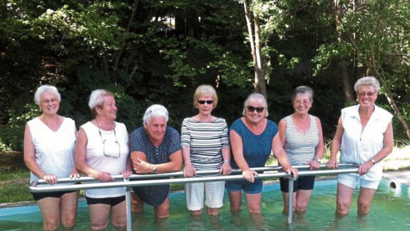 Gewusst wie: Die Montags-Gruppe des SV-Riet hat ihre Gymnastik am Montag aufgrund der Hitze spontan von der Sporthalle ins Wassertretbecken verlegt. Foto: p Gewusst wie: Die Montags-Gruppe des SV-Riet hat ihre Gymnastik am Montag aufgrund der Hitze spontan von der Sporthalle ins Wassertretbecken verlegt. Foto: p